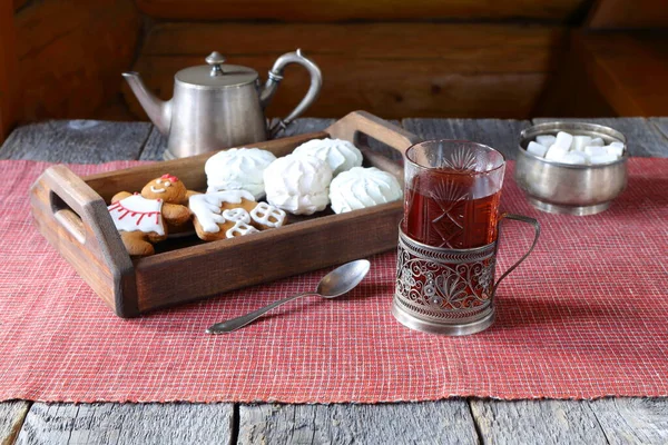 Ein Glas Schwarzer Tee Steht Auf Dem Holztisch Zwischen Silbernen Stockbild