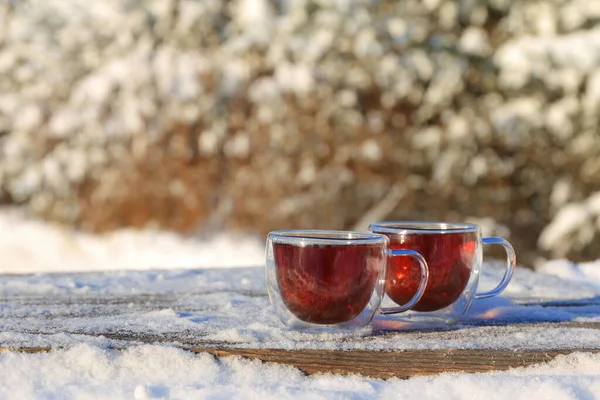 Ein Glas Tee Steht Auf Einem Holztisch Vor Dem Hintergrund lizenzfreie Stockfotos