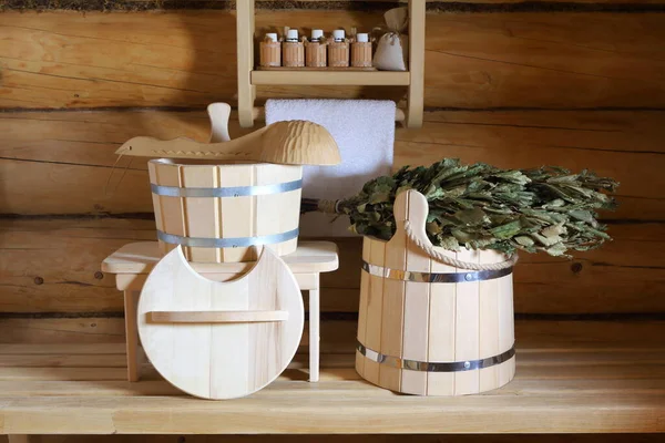 Traditionelle Sauna Accessoires Aus Holz Und Trockener Birkenbesen Für Badebehandlungen Stockfoto