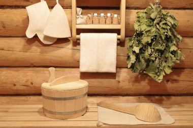 Saunanın içinde banyo tedavileri için geleneksel aksesuarlar..