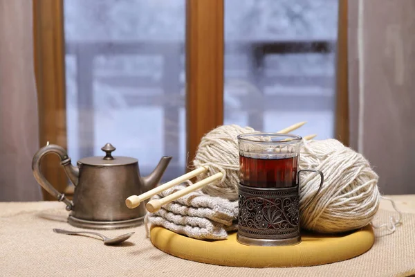 冬の風景を背景に 窓の前のテーブルの上にお茶 ニットのガラス — ストック写真