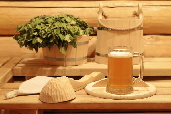 Ein Gläserner Becher Mit Hellem Bier Steht Auf Einem Holzdeckel — Stockfoto