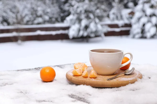 White Mug Hot Tea Tangerines Snowy Wooden Table Winter Forest — Zdjęcie stockowe