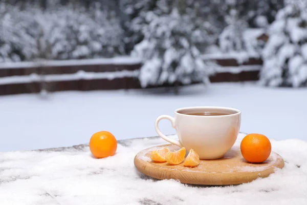 White Mug Hot Tea Tangerines Snowy Wooden Table Winter Forest — Stock Photo, Image