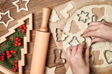 Kız zencefilli Noel kurabiyesi yapıyor. Yemek yapmak için form kullanıyor.