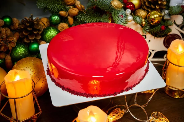 Pastel Navidad Con Chocolate Blanco Grosellas Negras Moras Fondo Velas — Foto de Stock
