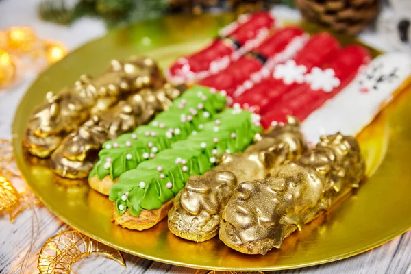 Eclares Natal Com Recheios Cereja Creme Fundo Guirlandas Brilhantes — Fotografia de Stock