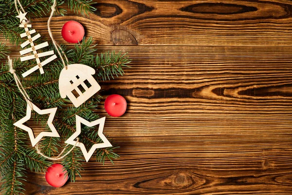 Vánoční Dřevěné Hvězdy Nový Rok Strom Svíčky Dům Jedlovými Větvemi — Stock fotografie
