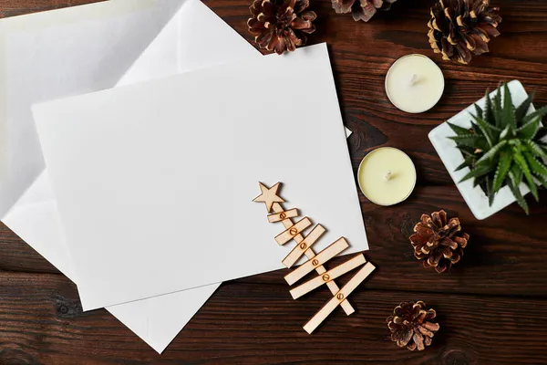 Otevřená Obálka Prázdným Hlavičkovým Papírem Dřevěném Pozadí Borovými Šiškami Vánočním — Stock fotografie