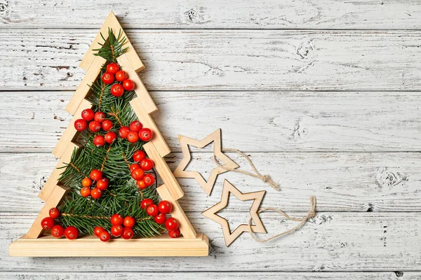 Dřevěný Vánoční Stromek Jedlovými Větvemi Uvnitř Zdobené Jeřáby Lehkém Dřevěném — Stock fotografie