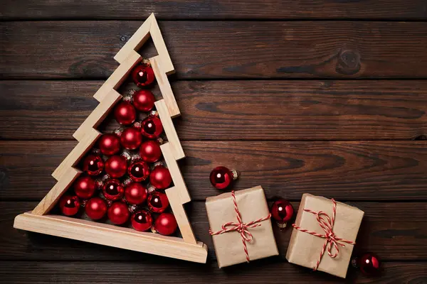 Vánoční Složení Dárkových Krabic Dřevěný Vánoční Stromek Červenými Vánoční Koule — Stock fotografie