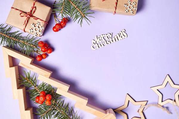 Vánoční Dárkové Krabice New Tear Strom Jedlovými Větvemi Jeřábové Bobule — Stock fotografie