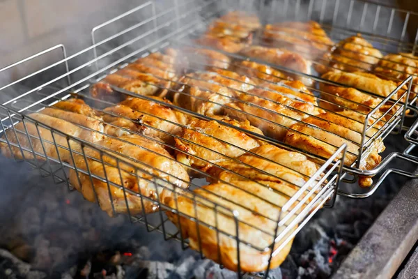 炎のグリルに鶏もも肉を焼きます クローズアップ 選択的焦点 — ストック写真