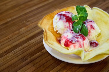 Gözleme tabağına reçel serpiştirilmiş dondurma topları. Yakın çekim, seçici odaklanma