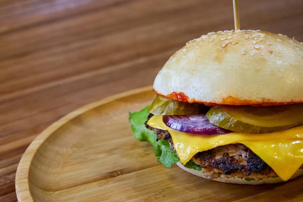 Burger Boeuf Fromage Feuilles Laitue Sur Une Assiette Bois Gros — Photo