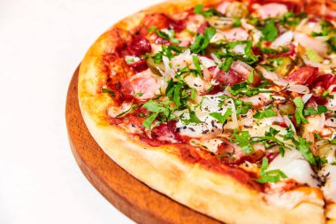 Salamlı pizza, dolmalık biber, domates ve peynir, turşu, pastırma ve sosis. Yakın çekim, seçici odaklanma