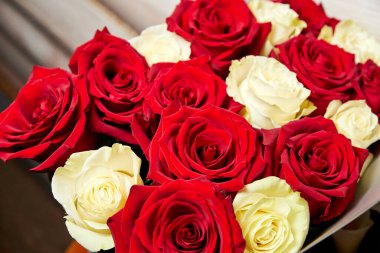 Bir buket kırmızı ve sarı gül. Yakın çekim, seçici odaklanma