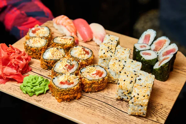 Ober Met Sushi Broodjes Een Bord Close Selectieve Focus — Stockfoto