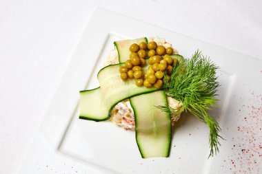 Dana eti, haşlanmış sebze ve kapari ile Olivie salatası. Yakın çekim, seçici odaklanma