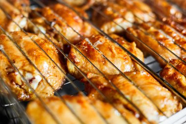 Kızarmış tavuk budu ızgarada. Yakın çekim, seçici odaklanma