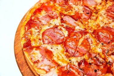 Salamlı pizza, dolmalık biber, domates ve peynir, turşu, pastırma ve sosis. Yakın çekim, seçici odaklanma