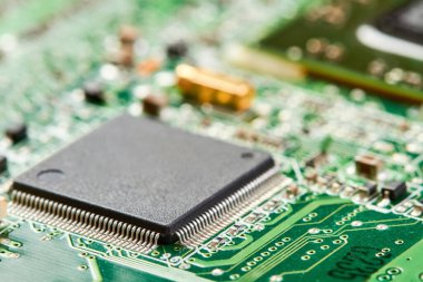 Elektronik yazdırılmış devre kartının bir kısmındaki bilgisayar çipinin kapatılması