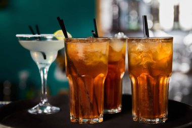 Kafedeki bir tepside çeşitli alkollü ve alkolsüz içecekler.