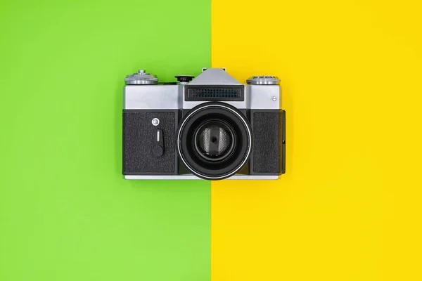 Renkli Arka Planda Klasik Siyah Retro Kamera Üst Görünüm — Stok fotoğraf