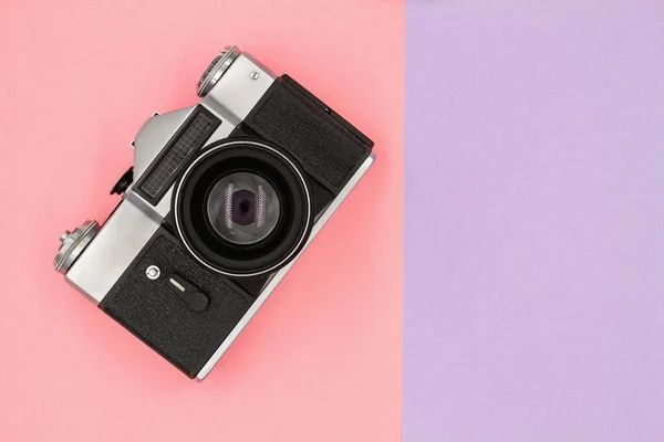 Renkli Arka Planda Klasik Siyah Retro Kamera Üst Görünüm — Stok fotoğraf
