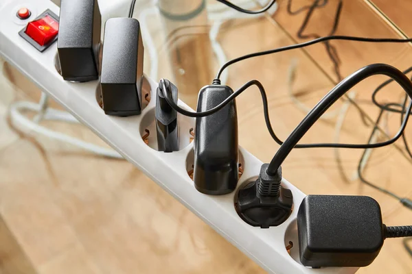 Elektrik kablosu birden fazla elektrik kablosuyla aşırı yüklendi. Elektrik güç çubuğuna takılmış çok sayıda fiş