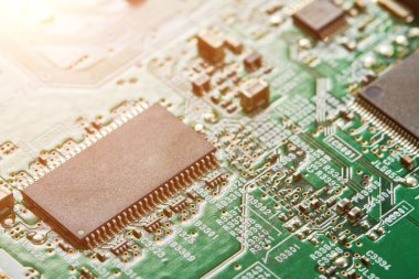 Elektronik baskılı devre kartının güneş ışığıyla bilgisayar çipinin yakın plan görüntüsü