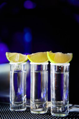 Gece kulübünün barında limonlu tekila.