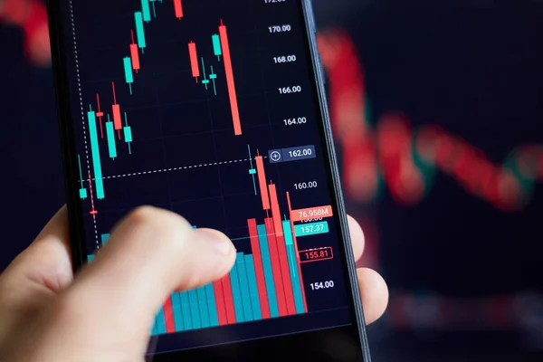 Trader Analisa Dados Mercado Ações Smartphone Fotos De Bancos De Imagens