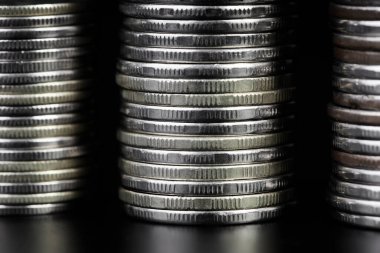 Koyu arkaplanda metal madeni para yığınları