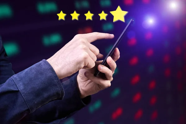 Bir adamın yakın çekimi akıllı telefondaki uygulamayı derecelendirir