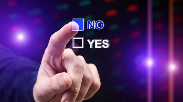 Mann Wählt Nein Auf Digitalem Display Mit Finger Als Wahlkonzept — Stockfoto