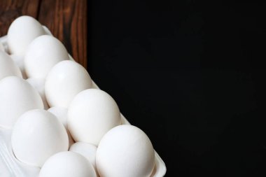 Arka planda beyaz tavuk yumurtası tepsisi.