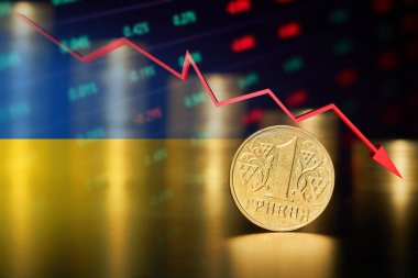 Bozuk para yığınları ve düşen borsa grafiği ve Ukrayna bayrağının arka planında bir Ukrayna Hrivnia sikkesi