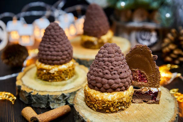 Pasteles Navidad Forma Conos Abeto Tartalete Chocolate Mousse Sobre Fondo —  Fotos de Stock