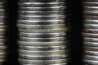 Koyu arkaplanda metal madeni para yığınları