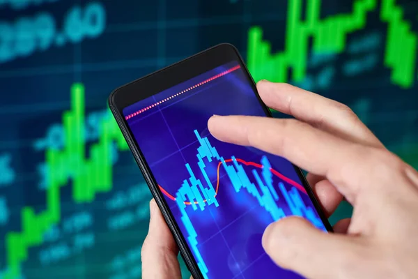 Trader Analyzes Stock Market Data Smartphone — Stock Photo, Image