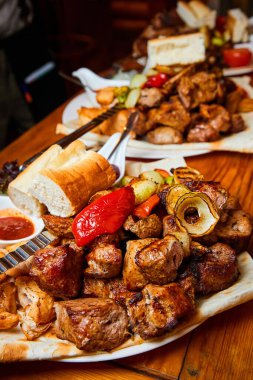 Izgara sebzeli şiş kebap, lavaş ve sos. Yakın çekim, seçici odaklanma