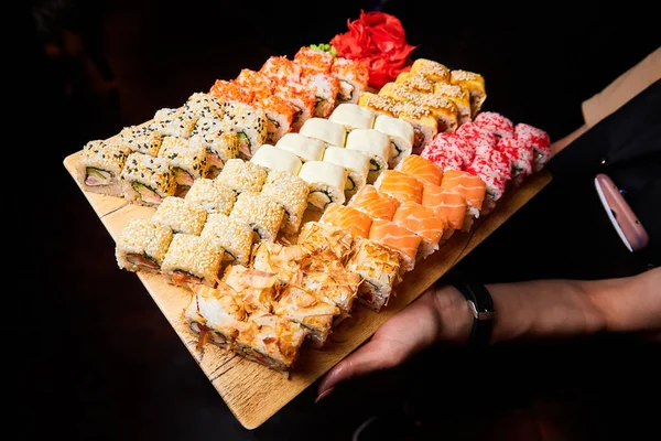 Serveur Tenant Ensemble Rouleaux Sushi Sur Une Assiette Gros Plan — Photo