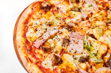 Salamlı pizza, dolmalık biber, domates ve peynir, turşu, pastırma ve sosis. Yakın çekim, seçici odaklanma