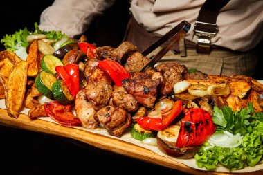 Izgara sebzeli şiş kebap, lavaş ve sos. Yakın çekim, seçici odaklanma