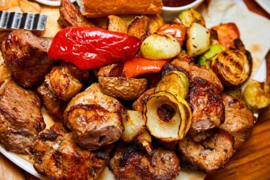 Izgara sebzeli şiş kebap, lavaş ve sos. Yakın çekim, seçici odaklanma