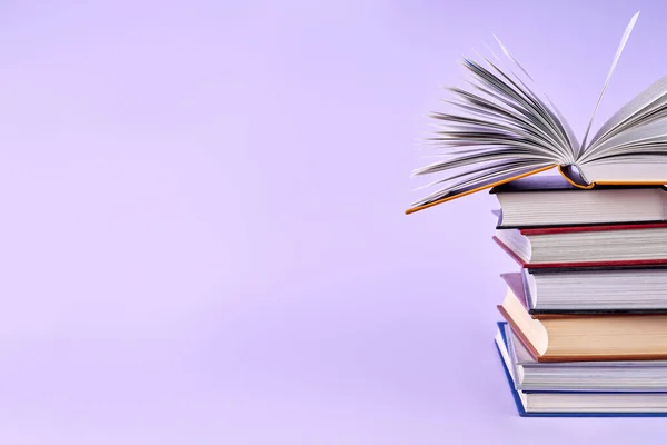 Üzerinde renkli yapışkan sayfa işaretleri olan bir yığın ofis not defterinin yakın plan görüntüsü.