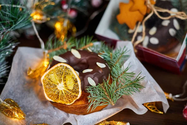 Pastel Año Nuevo Decorado Con Una Rebanada Naranja Seca Ramas —  Fotos de Stock