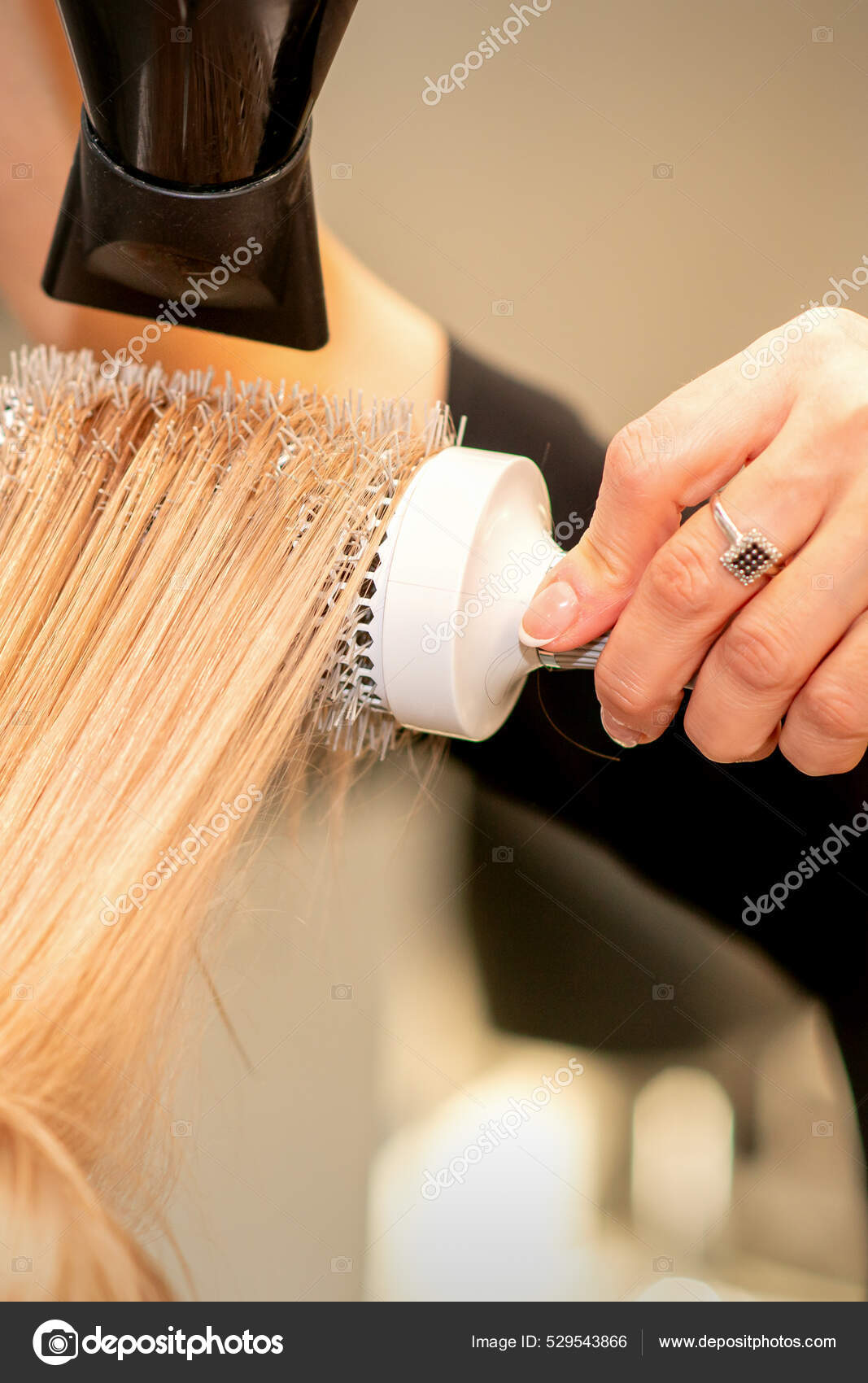 Mestre cabeleireiro faz penteado feminino com secador de cabelo e produtos  para o cabelo