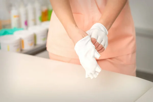 Cosmetologista Roupas Trabalho Vestindo Luvas Brancas Sem Dedos Bambu Suas — Fotografia de Stock